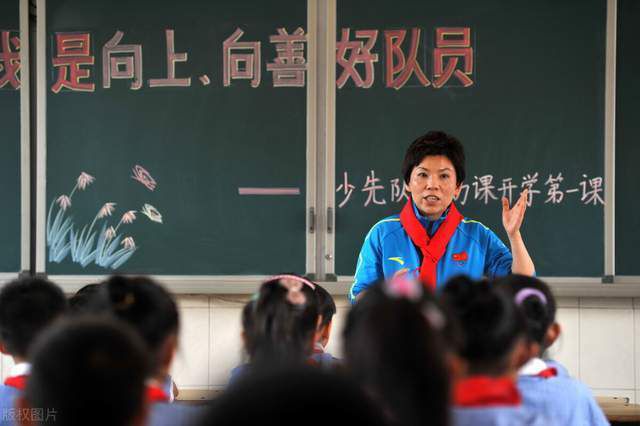 由执导过《指环王》《霍比特人》系列的导演彼得;杰克逊倾力打造的全新科幻史诗巨制《掠食城市》即将由海外上映，影片恢弘史诗的世界观、震撼人心的特效和扣人心弦的冒险故事获得了权威媒体的认可